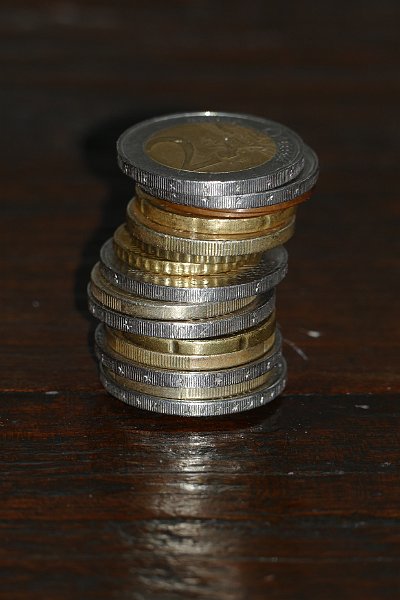 AN01 .JPG - Mooie stapel verschillende euro munten. Door de donkere achtergrond is het contrast mooi.